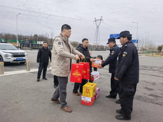 除夕慰問(wèn)暖人心 堅(jiān)守崗位護(hù)平安